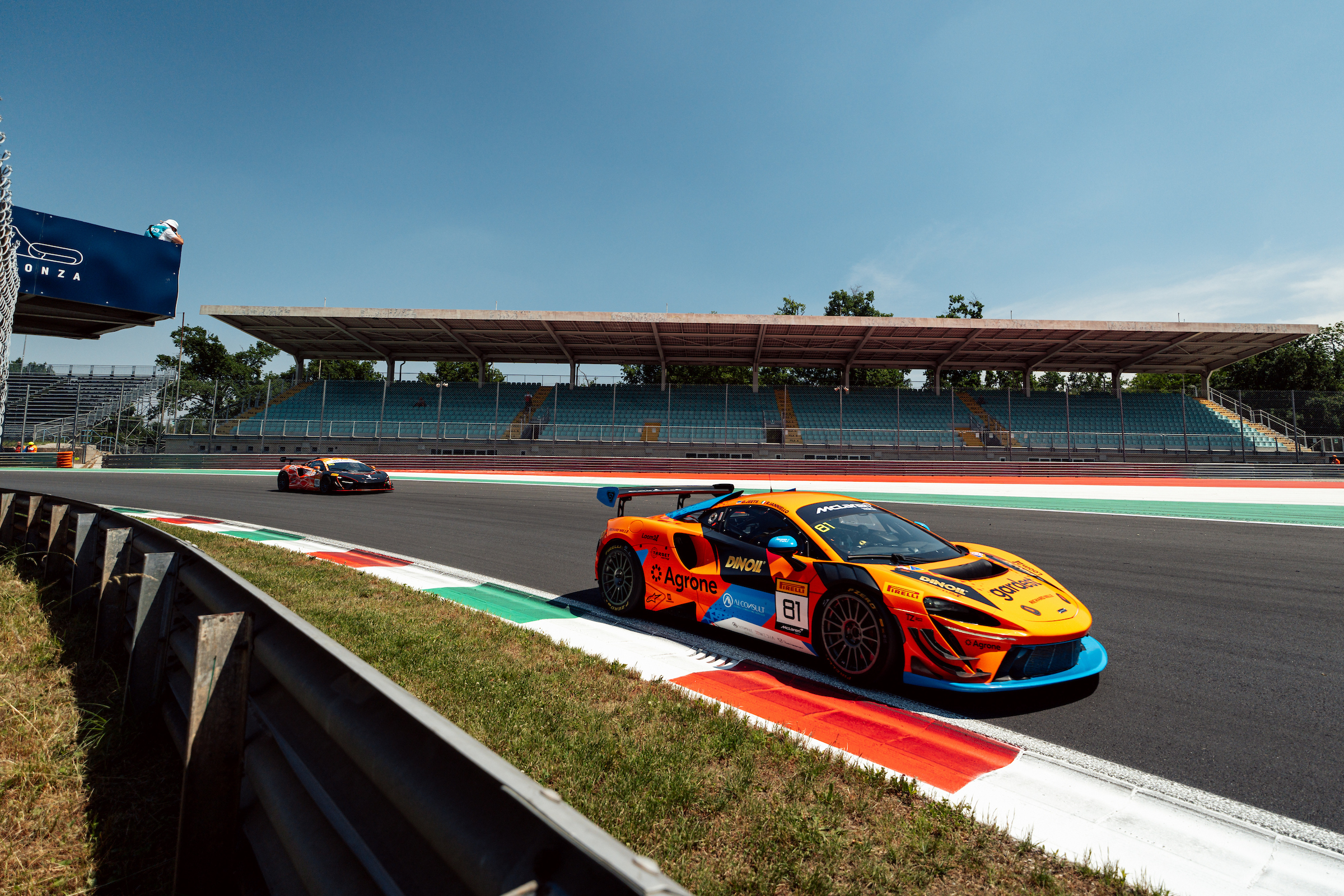 McLaren numero 81 in pista a Monza