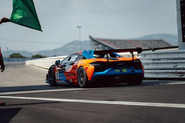 McLaren numero 81 impegnata nel McLaren Trophy Europe